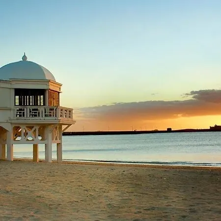 Muy Bien Situado En El Centro De Y Al Lado De La Playa Apartamento
