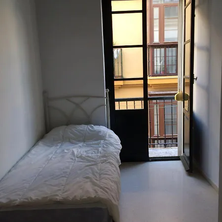 Muy Bien Situado En El Centro De Y Al Lado De La Playa Cadiz